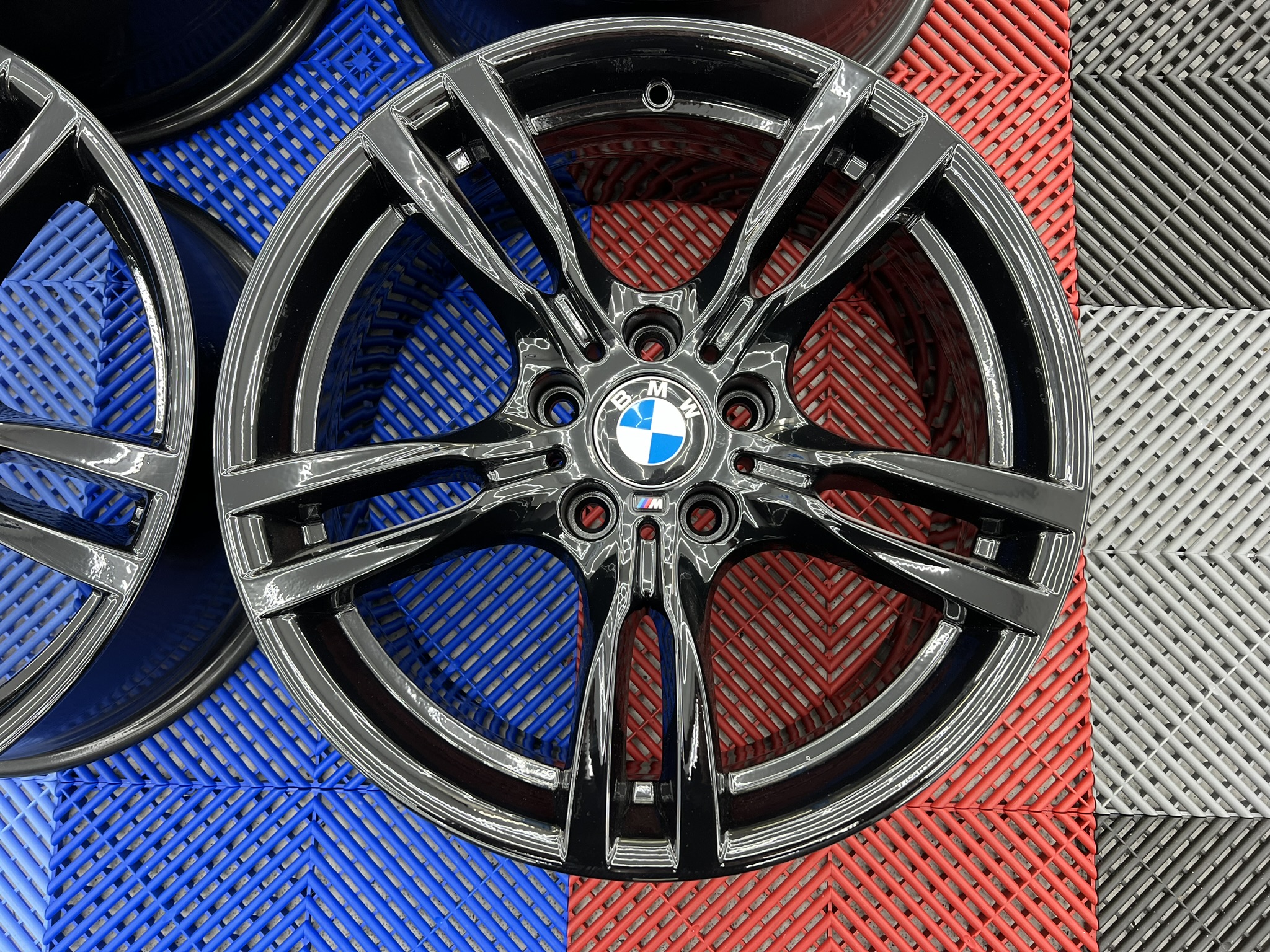 USED 18  GENUINE BMW STYLE 400 M SPORT ALLOY WHEELS WIDER REARS  FULLY REFURBED IN GLOSS BLACK